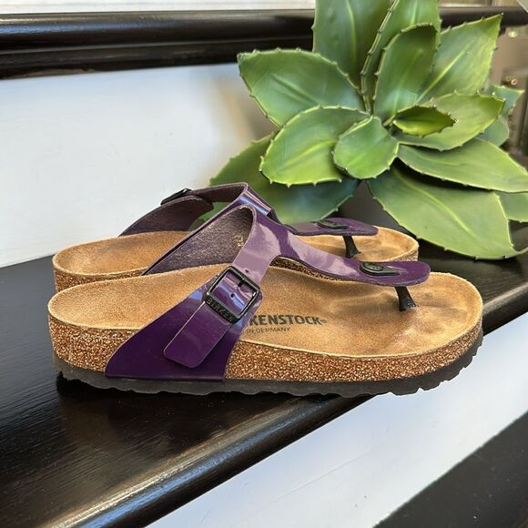 BIRKENSTOCK Women's Gizeh Birko-Flor patent purple leather Sandals 39 like new - Picture 2 of 9